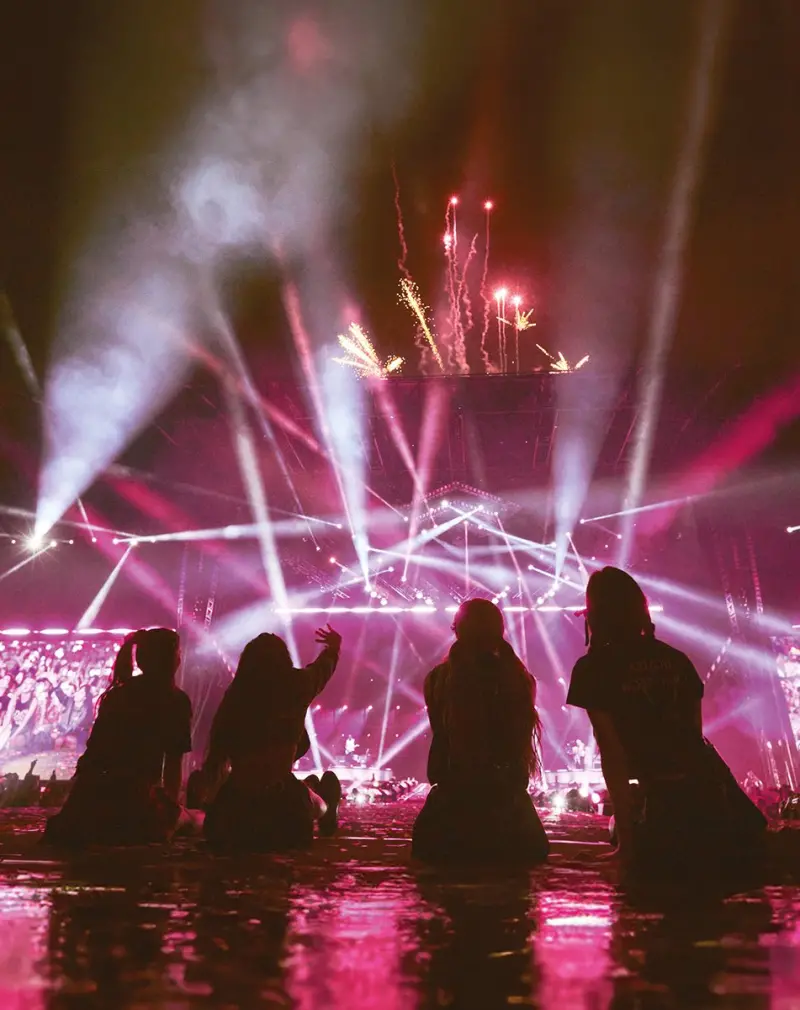 ▲眼尖粉絲發現BLACKPINK的背影照,為2023年3月18日的高雄演唱會上,她們席地而坐的照片。(圖/BLACKPINK X)