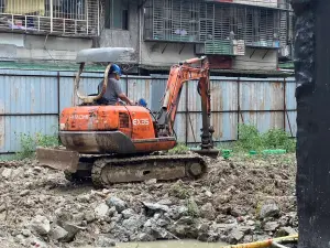 ▲欣詮建設今（21）已出動挖土機將積水坑剷平。（圖／欣詮建設提供）