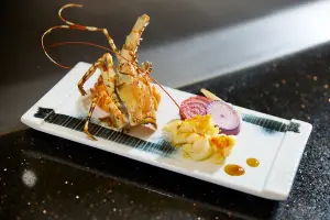 ▲HAYASE日本料理鐵板燒都會精選午餐套餐，主菜之一是肉質緊實的伊勢龍蝦。（圖／JR東日本台北提供）