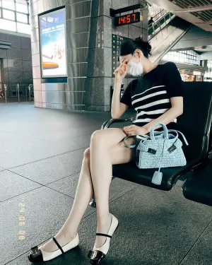 ▲▼郭雪芙穿淑女裝，疑似在烏日高鐵站等車。（圖／郭雪芙臉書）
