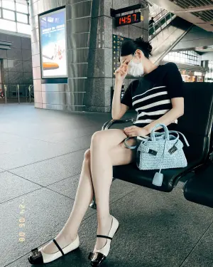 ▲▼郭雪芙穿淑女裝,疑似在烏日高鐵站等車。(圖/郭雪芙臉書) ▲▼郭雪芙穿淑女裝,疑似在烏日高鐵站等車。(圖/郭雪芙臉書)