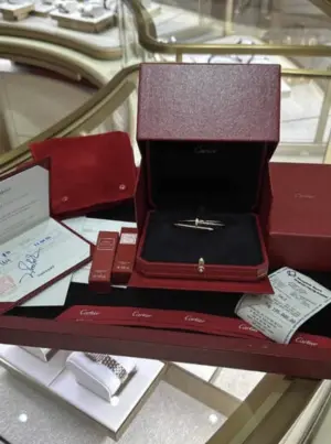 ▲僧侶曬出花費18.5萬泰銖（約新台幣16.3萬元）的鑽石手環和收據。（圖／翻攝自臉書）