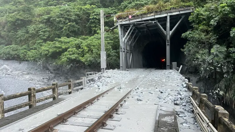 ▲今（21）日台鐵自強229次列車被落石集中，據悉司機骨折受傷，列車目前停駛於和仁隧道內。（圖／民眾提供）