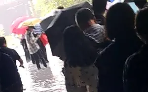 新自強號撞落石出軌！司機員+6乘客受傷　旅客冒雨徒步逃生畫面曝
