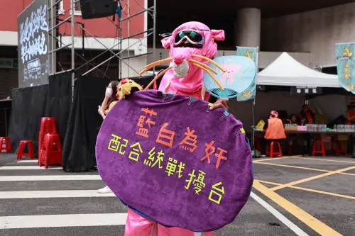 ▲民眾裝扮粉紅豹,手持標語抗議。(圖/記者葉政勳攝,2024.06.21) ▲民眾裝扮粉紅豹,手持標語抗議。(圖/記者葉政勳攝,2024.06.21)