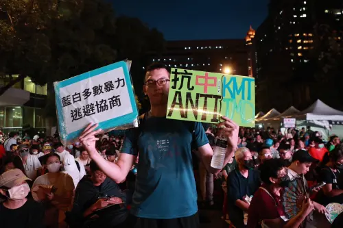 ▲民眾持抗議標語。(圖/攝影中心) ▲民眾持抗議標語。(圖/攝影中心)