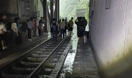 ▲台鐵229次北上新自強號列車21日下午遭落石撞擊出軌,造成9人受傷,其中司機員骨折。(圖/翻攝畫面) ▲台鐵229次北上新自強號列車21日下午遭落石撞擊出軌,造成9人受傷,其中司機員骨折。(圖/翻攝畫面)