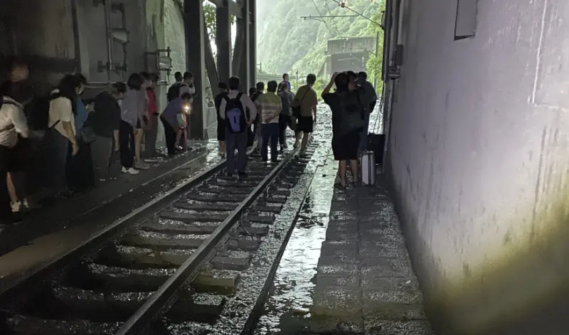 ▲台鐵229次北上新自強號列車21日下午行經清水隧道時，遭落石撞擊卡在隧道內，導致3節車廂出軌，造成9人受傷。（圖／翻攝畫面）