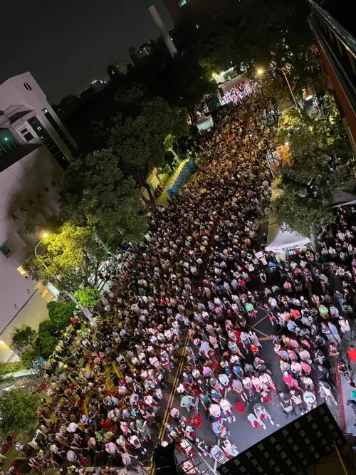 主辦單位宣布人數破3萬人。 ▲晚間9時,主辦單位宣布人數破3萬人。(圖/經民聯提供)