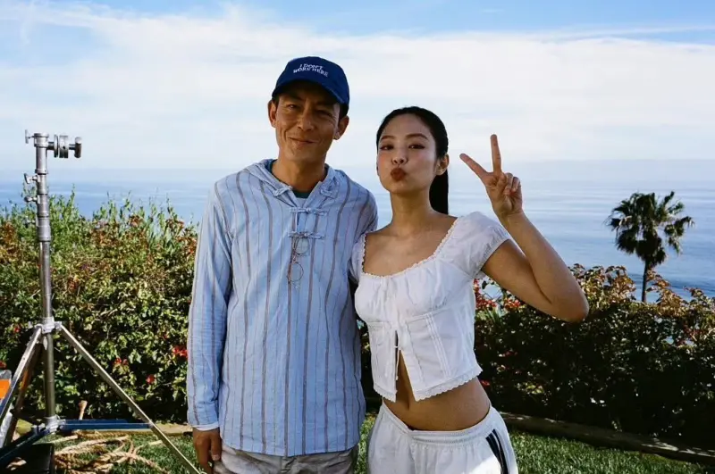 ▲Jennie（右）與陳冠希相差15歲，兩人合照曝光，被粉絲笑虧：「父女既視感。」（圖／Jennie Instagram）