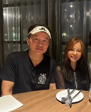 ▲資深藝人狄鶯(右)與孫鵬(左)的兒子孫安佐(本名孫健豪)近日帶著火槍現身信義區引發不少爭議,最後孫安佐雖然以30萬元交保,但他被限制住居且責付孫鵬。當天只有爸爸孫鵬現身,媽媽狄鶯始終沒出現。(圖/狄鶯臉書) ▲資深藝人狄鶯(右)與孫鵬(左)的兒子孫安佐(本名孫健豪)近日帶著火槍現身信義區引發不少爭議,最後孫安佐雖然以30萬元交保,但他被限制住居且責付孫鵬。當天只有爸爸孫鵬現身,媽媽狄鶯始終沒出現。(圖/狄鶯臉書)