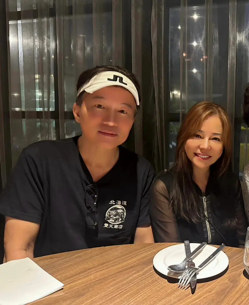 ▲資深藝人狄鶯(右)與孫鵬(左)的兒子孫安佐(本名孫健豪)近日帶著火槍現身信義區引發不少爭議,最後孫安佐雖然以30萬元交保,但他被限制住居且責付孫鵬。當天只有爸爸孫鵬現身,媽媽狄鶯始終沒出現。(圖/狄鶯臉書)