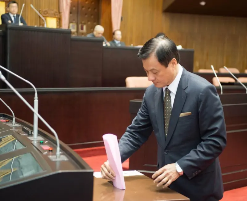 ▲蘇嘉全行使同意權投票。（圖／翻攝蘇嘉全臉書）