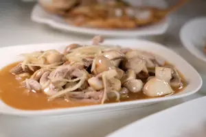 ▲炒蘑菇只有用薑絲與麻油提味，吃起來卻鮮香多汁。（圖／記者葉盛耀攝）