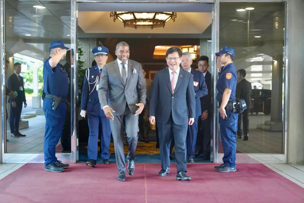 ▲ 外交部長林佳龍（右）歡迎聖克里斯多福及尼維斯聯邦總理德魯（Terrance Drew）（左）率團訪台。（圖／外交部提供）