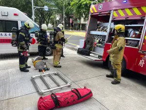 ▲如發現車輛或電動車充電中意外起火，務必盡速離開現場進行逃生與通報，並撥打119電話報案，以遠離危險、保障自身安全。圖／高市消防局提供）