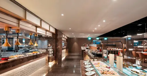 ▲位於新北板橋區的希爾頓飯店「悅市集」buffet近日討論度超高,其提供威靈頓牛排吃到飽,還不用千元就能享用,吸引許多老饕上門!(圖/希爾頓飯店官網) ▲凱撒飯店連鎖-Checkers 自助餐廳、百宴自助餐廳、悅市集全日餐廳、 Lotus蓮花泰式餐廳「788元聯合自助餐券」可適用於台北3家自助餐廳(台北凱撒大飯店-Checkers 自助餐廳、台北凱達大飯店-百宴自助餐廳、台北新板希爾頓酒店-悅市集全日餐廳)(圖/希爾頓飯店官網)