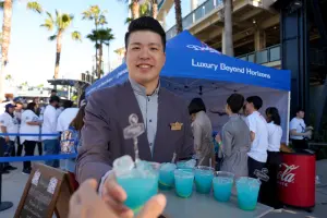 空服員特製無酒精版機上調酒「湛藍宇宙」給現場球迷。 ▲空服員特製無酒精版機上調酒「湛藍宇宙」給現場球迷。(圖/星宇航空)