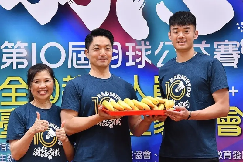 ▲台北市長蔣萬安送香蕉替羽球選手王齊麟打氣。（圖／台北市政府提供）