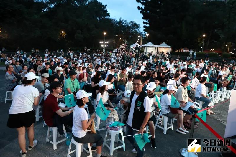 ▲民眾黨在台北榮星花園開講，晚間7時許白色椅子已大致坐滿。（圖／記者葉政勳攝，2024.06.22）