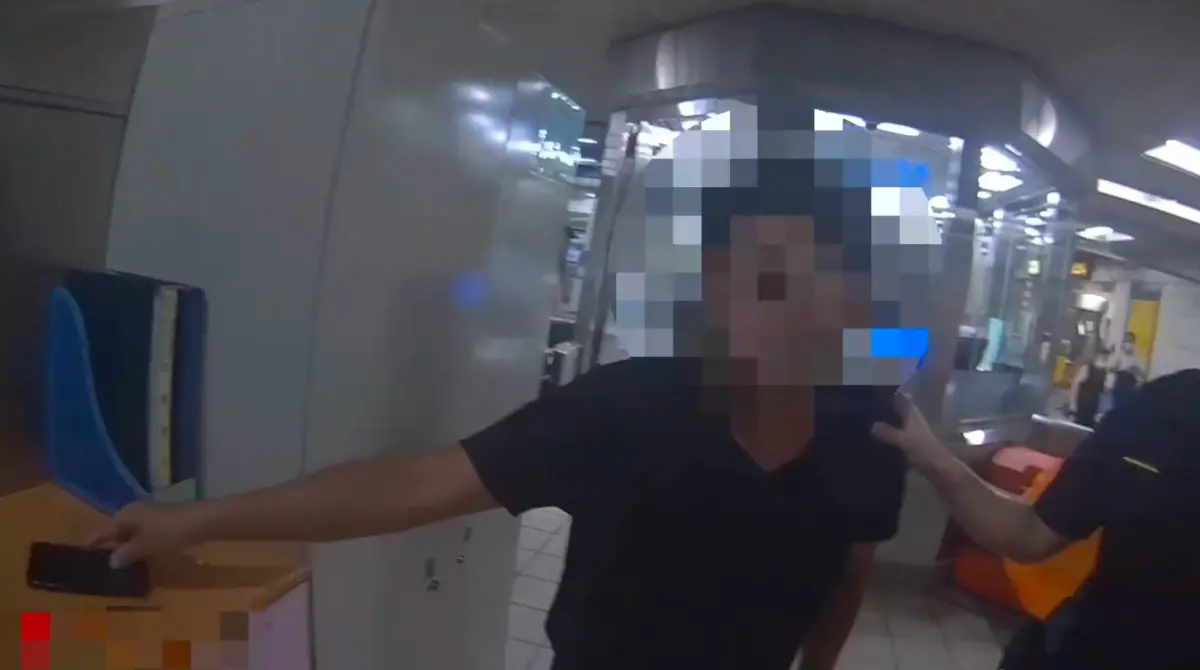 ▲警方獲報到場後，派出大批警力到場處理，查獲一把玩具BB槍和1罐塑膠BB子彈，後續將人帶回派出所釐清，另因王男全身散發酒氣，立即對他進行酒測，酒測值達0.262mg/l。（圖／翻攝畫面）