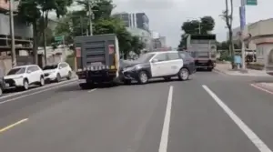 桃園交大警車「左轉未打燈」！猛撞小貨車　網：零秒抵達事故現場
