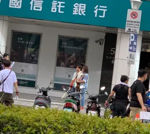 ▲動力火車在忠孝東路工作,被賴銘偉撞見,並PO上臉書社團「路上觀察學院」。(圖/翻攝自路上觀察學院) ▲動力火車在忠孝東路工作,被賴銘偉撞見,並PO上臉書社團「路上觀察學院」。(圖/翻攝自路上觀察學院)