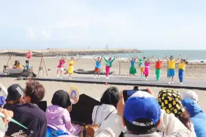 ▲「台南400農漁藝術地景藝術節」系列活動第二場「戀戀蚵南里」,台觀眾吹著海風,搭配著夕陽,展現台南蚵業文化的獨特性。(圖/台南市府提供) ▲「台南400農漁藝術地景藝術節」系列活動第二場「戀戀蚵南里」,台觀眾吹著海風,搭配著夕陽,展現台南蚵業文化的獨特性。(圖/台南市府提供)