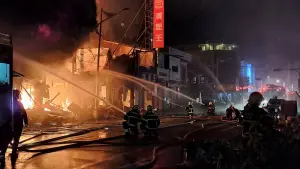 ▲22日晚間，花蓮市中山路「漢堡王」隔壁、吉利寵物美容發生大火，因火勢延燒迅速，還波及旁邊兩間店家，造成至少4棟全毀2棟半毀。（圖／翻攝畫面）