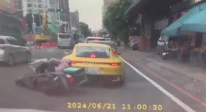 本月21日,彰化市中山路一段,發生一起追撞車禍,一名外送員疑似沒注意路況,從後方追撞前方的黃色保時捷。(圖/翻攝WoWtchout-地圖型行車影像分享平台) ▲本月21日,彰化市中山路一段,發生一起追撞車禍,一名外送員疑似沒注意路況,從後方追撞前方的黃色保時捷。(圖/翻攝WoWtchout-地圖型行車影像分享平台)