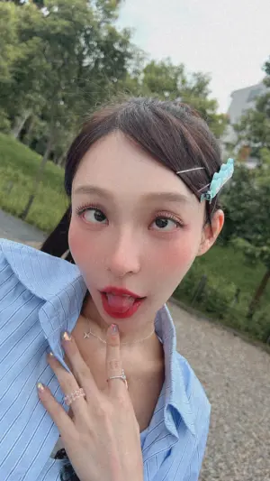 ▲連林襄也難逃籃籃的魔掌,鬥雞眼醜照也被PO。(圖/籃籃Threads) ▲連林襄也難逃籃籃的魔掌,鬥雞眼醜照也被PO。(圖/籃籃Threads)