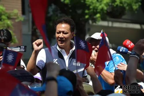 槓上賴品妤、曾玟學！邱鎮軍再嗆：持股可以監督「收錢才會嘴軟」
