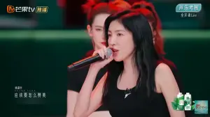 ▲楊謹華(上)和戚薇(下)的RAP嚇壞眾人。(圖/乘風2024微博) ▲楊謹華(上)和戚薇(下)的RAP嚇壞眾人。(圖/乘風2024微博)