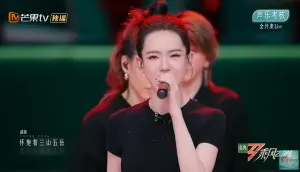 ▲楊謹華(上)和戚薇(下)的RAP嚇壞眾人。(圖/乘風2024微博) ▲楊謹華(上)和戚薇(下)的RAP嚇壞眾人。(圖/乘風2024微博)