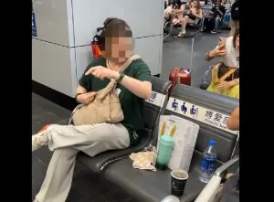 台北車站內一名婦人坐在博愛座上,又將飲料、紙袋等物品,放置在旁邊的博愛座上,有民眾規勸後,婦人反而大聲理論回嗆,吵鬧聲引來民眾圍觀。(圖/翻攝畫面) ▲台北車站內一名婦人坐在博愛座上,又將飲料、紙袋等物品,放置在旁邊的博愛座上,有民眾規勸後,婦人反而大聲理論回嗆,吵鬧聲引來民眾圍觀。(圖/翻攝畫面)