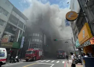 花蓮市公正街商圈火警！濃煙狂冒直竄天際　消防局急馳現場灌救
