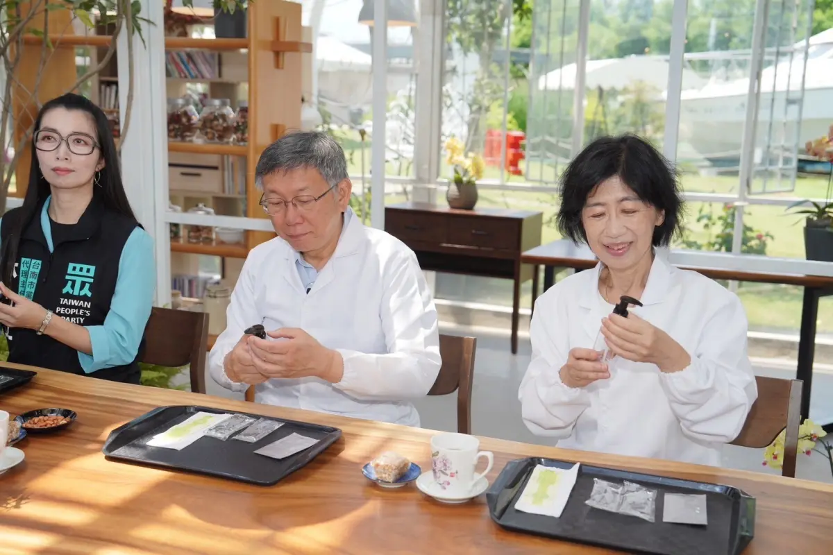 ▲民眾黨主席柯文哲與妻子陳佩琪參觀台南六甲蘭都觀光工廠。（圖／民眾黨提供）