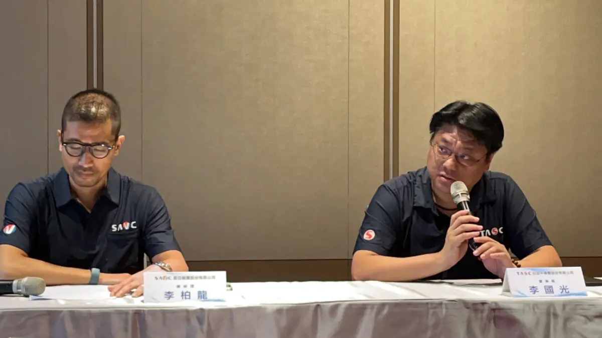 ▲星亞視覺6月25日將登錄興櫃，圖右為台亞董事長李國光，圖左為星亞視覺總經理李柏龍。（圖／星亞視覺提供）
