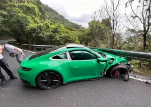 ▲一部綠色保時捷跑車今天上午行經北宜公路時,突然失控自撞導致車輛嚴重損毀。(圖/翻攝畫面) ▲一部綠色保時捷跑車今天上午行經北宜公路時,突然失控自撞導致車輛嚴重損毀。(圖/翻攝畫面)