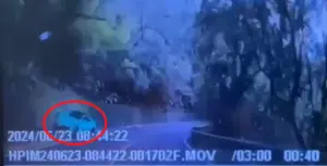 ▲一部綠色保時捷跑車今天上午行經北宜公路時,突然失控自撞山壁。(圖/翻攝畫面) ▲一部綠色保時捷跑車今天上午行經北宜公路時,突然失控自撞山壁。(圖/翻攝畫面)