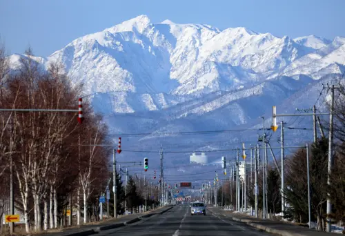 ▲北海道計劃於2026年開徵住宿稅。圖為北海道蘆別山。（圖／美聯社／達志影像）