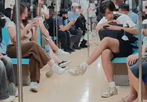北捷又見亂象!男女「翹腳連線」封走道 路人氣炸:拍配對節目嗎