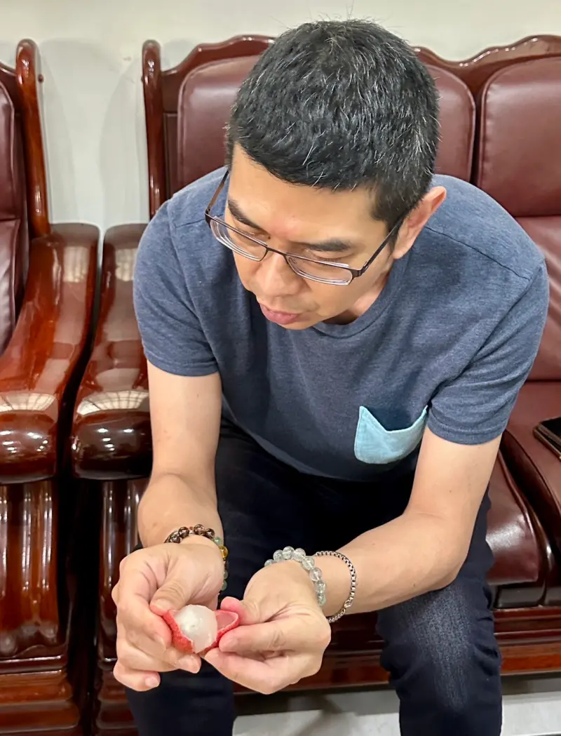 ▲周永鴻指在地農家都這麼剝，好處是手不會弄得黏答答（圖／翻攝周永鴻臉書，2024.06.23）