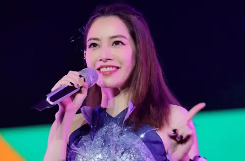 ▲46歲徐懷鈺近日分享素顏照，超過6千名粉絲驚呼「太美了，這素顏想逼死誰」。（圖／翻攝自徐懷鈺臉書）