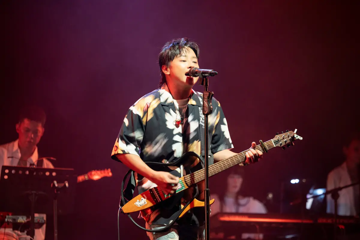 ▲賴銘偉22日舉辦《堅持唱原KEY》演唱會，想起癌逝女友無法見證這幕，忍不住淚崩。（圖／存摺攝影提供）