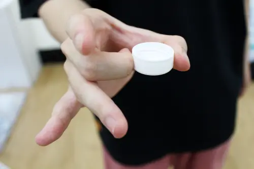瓶蓋可以透過不同的指法、甩臂動作,投出變速、曲球、滑球等球路混淆打者。(圖/記者嚴俊強攝) ▲瓶蓋可以透過不同的指法、甩臂動作,投出變速、曲球、滑球等球路混淆打者。(圖/記者嚴俊強攝)