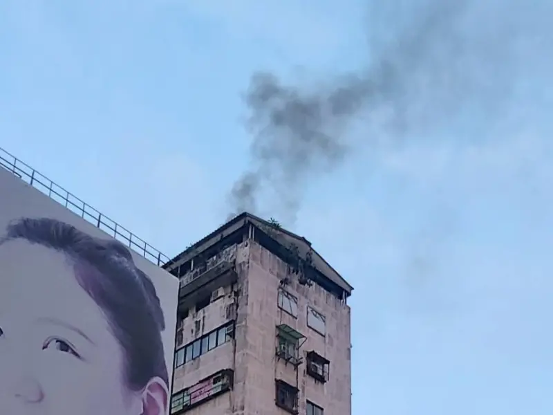 ▲位在北市萬華區的「鑽石大樓」，今（23）日晚間突然發生火警。（圖／翻攝畫面）