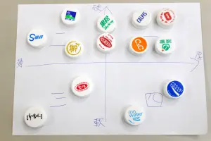 市面上的瓶蓋可以透過「厚薄、硬軟」分為4種類型,每種類型的瓶蓋都有適合使用的球種。(圖/記者嚴俊強攝) ▲市面上的瓶蓋可以透過「厚薄、硬軟」分為4種類型,每種類型的瓶蓋都有適合使用的球種。(圖/記者嚴俊強攝)