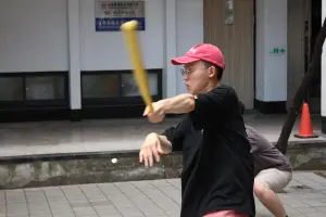 瓶蓋棒球最快時速可達100公里,打者則是使用「威浮球」的球棒做擊球。(圖/記者嚴俊強攝) ▲瓶蓋棒球最快時速可達100公里,打者則是使用「威浮球」的球棒做擊球。(圖/記者嚴俊強攝)