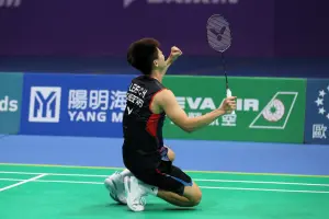 李佳豪勇奪男單冠軍,激動倒地飆男兒淚。(圖/高雄羽球大師賽提供) ▲李佳豪勇奪男單冠軍,激動倒地飆男兒淚。(圖/高雄羽球大師賽提供)